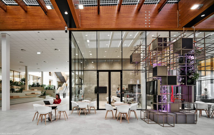 Das Schallschutzglas Stratophone von AGC schützt als Isolierglas auch in Trennwänden vor Lärm. Zudem führt  Stratophone das „Cradle to Cradle Silber“-Zertifikat. Damit können Architekten und Planer die Nachhaltigkeit der Gläser nachweisen.