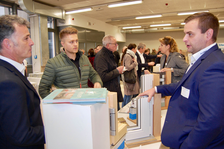 Kneer-Südfenster Produktmanager Christoph Feirer (2. v.li.) nutzte das Fachforum „barrierefreies Bauen“, um sich bei Nullschwellen-Spezialist ALUMAT (vorne, v.li. Christian Rager, Stefan Anwander; im Hintergrund Geschäftsführerin Claudia Rager-Frey, ebenfalls in der Kundenberatung) über die neuesten Entwicklungen zu informieren.