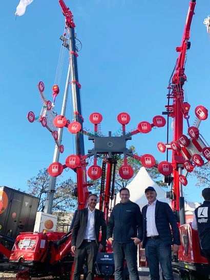 Am Uplifter Messestand auf der bauma 2022 (v.l.): Matthias Minich, Head of International Sales and Member of Management, Steve Collie, Commercial Director der Heli Group und Uplifter Geschäftsführer Martin Lobinger - © Uplifter
