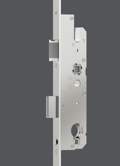 Die neue Mehrfachverriegelung KFV ONE macht sämtliche zeitintensiven Arbeitsschritte vor dem Einschieben des Schweizer Rundzylinders verzichtbar.