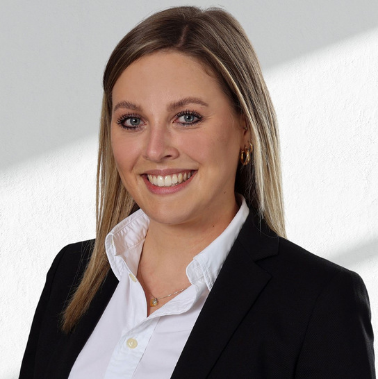 Produktmanagerin Theresa Oßwald ist überzeugt: „In unserem ‚Solid‘-Programm finden Hersteller dank der Vielfalt der lieferbaren Bandtypen und Oberflächen das passende Band für jedes Türdesign.“