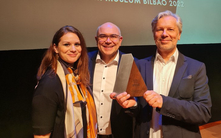 Strahlende Gesichter bei der Preisübergabe: Envelon freut sich über den MasterPrize 2022.