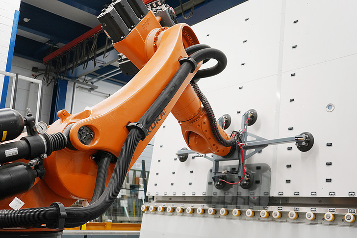 Zur   Senkung   der   Zykluszeiten   und   Erhöhung   der   Qualität   setzen   immer  mehr Glasverarbeiter auf Automatisierung mit Robotereinsatz. - © Foto: Systron
