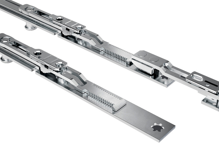 Die Feinverzahnung mit 1,5 mm Zahnteilung und großen Koppelfasen garantiert ein sicheres und exaktes Fügen vmit weniger ­Koppelspiel – Präzision, die man bei der leichtgängigen ­Bedienung des Fensters spürt.