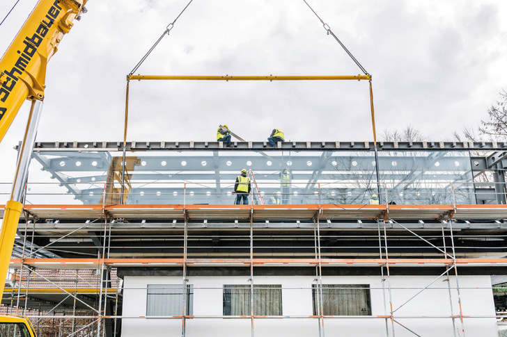 Die längsten sedak Scheiben: Die Montage einer der 20-m-Scheiben für das Wagner Design Lab (Langenneufnach) - © Foto: sedak
