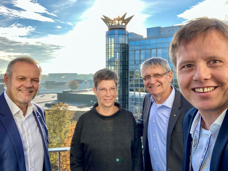 Offenes Redaktions-Gespräch in der Schüco-Konzernzentrale (v. l.):  Schüco-CEO Andreas Engelhardt, Ulrike Krüger (Leitung Presse- und Öffentlichkeitsarbeit) und Unternehmenssprecher Thomas Lauritzen. - © Foto: Daniel Mund / GLASWELT
