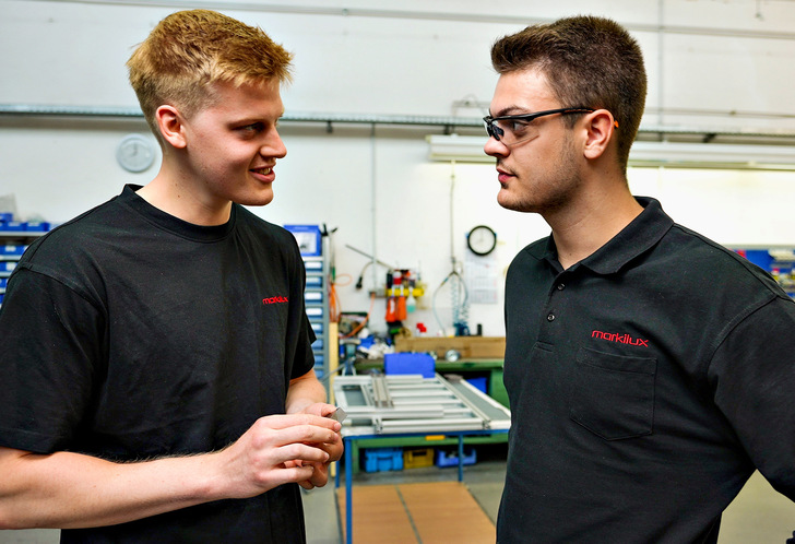 In den neuen technischen Berufen werden Kenntnisse der Metalltechnik und handwerkliches Können an ver schiedenen   Stationen   der   Markisen-Montage   vermittelt.
