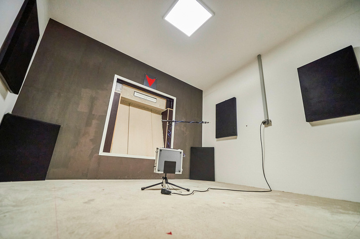 Neun Anlagen im Prüfzentrum: Rollladenprüfstand, Wärmeleitfähigkeitsmessgerät, Klimakammer, Zug- und Druckprüfmaschine, Prüfstand zur Messung der Lichtdurchlässigkeit von Rollläden, Schallraum, Messprojektor, Fensterprüfstand sowie einen Brennkasten.