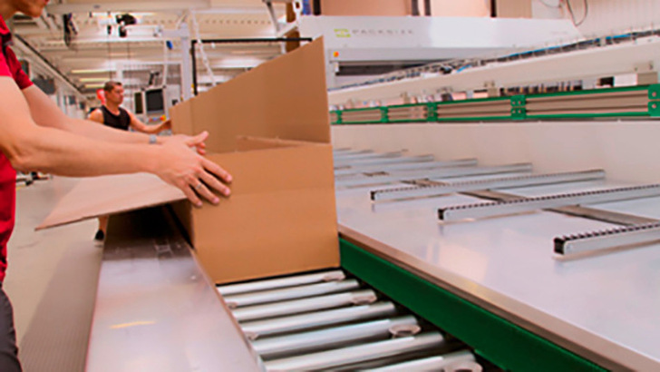 Sogenannte Falttische unterstützen die Beschäftigten dabei, die Kartons in Losgröße 1 aufzurichten und zu befüllen. - © Foto: Reflexa
