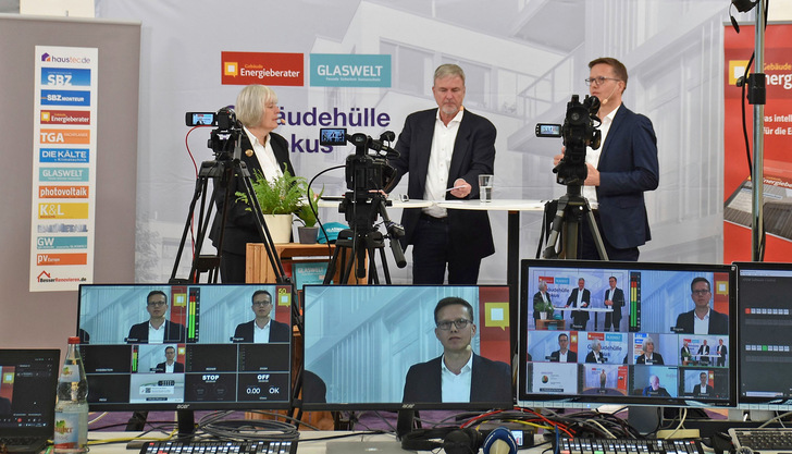 Das Fachforum „Gebäudehülle im Fokus“ ist mit über 900 Teilnehmern eine feste ­Institution im digitalen Branchenkalender geworden. Auf dem Bild zu sehen die ­Moderatoren Pia Grund-Ludwig, Martin Prösler und Daniel Mund. - © Foto: Gentner Verlag
