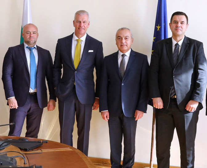 Von links nach rechts: Die Geschäftsführer Markus Wirth und Dr. Peter Mrosik besprachen das Investitionsvorhaben von Profine Energy mit Ministerpräsident Galab Donew und Wirtschaftsminister Nikola Stoyanov.