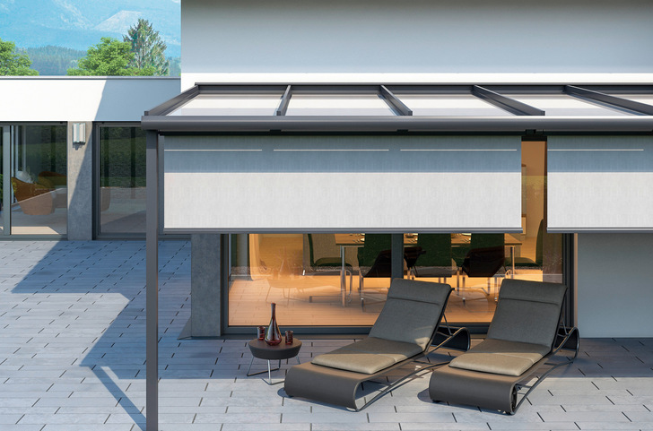 Der autarke Antrieb auf Photovoltaik-Basis versorgt die Volantrollos und Fenstermarkisen mit Solarstrom.