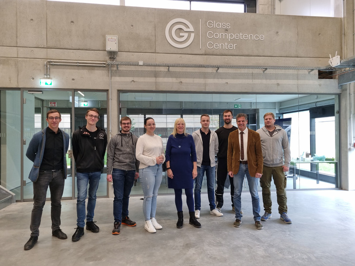 Die Hadamarer Glastechniker mit Klassenleiterin Kuban-Scheel bei Rundgang durch das Glass Comptence Center der TU-Darmstadt von Prof. Jens Schneider (2.v.r.) und seinem Team.