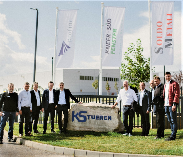  Zu Gast bei KS-Türen, Kneer-Südfenster und der Soldo Group in Siroki Brijeg: Dr. Peter Mrosik (5. Person v.r.), CEO der profine Group neben Florian Kneer. Das Unternehmen ist wichtiger Industriepartner und Profile-Zulieferer für die Fenster- und Türenfertigung am neuen Produktionsstandort.