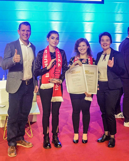 Die strahlenden Preisträgerinnen bei Siegerehrung des praktischen Leistungswettbewerbs der Handwerksjugend. (v.l.) Studiendirektor Michael Kirsch, Preisträgerin Samara Hergenhahn, Preisträgerin Benita Schreiber, Fachlehrerin Carolin