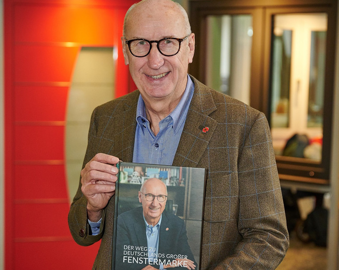 Helmut Hilzinger präsentiert eine der druckfrischen Chroniken - © Hilzinger
