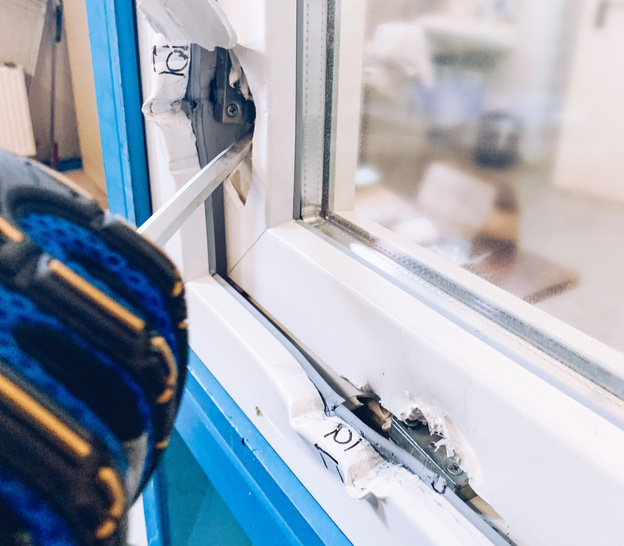 Besonders einbruchhemmende Fensterbeschläge lassen sich herstellerunabhängig ­nachträglich in vielen Holz- und Kunststofffenstern verbauen. - © VdS / Roto
