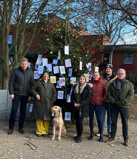 Das Wunschbaum-Team (v.l.): Christoph Baier, Vertriebsleiter Vetrotech, Tanja Kirsch-Boy, ehrenamtliche Leiterin der Kindertafel Krefeld mit Hündin Ilse, Gamze Karabag, Patrizia Böhm, Sebastian Berg, Thomas Meissner, alle Vetrotech.