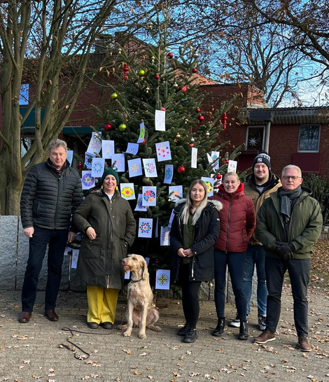 Das Wunschbaum-Team (v.l.): Christoph Baier, Vertriebsleiter Vetrotech, Tanja Kirsch-Boy, ehrenamtliche Leiterin der Kindertafel Krefeld mit Hündin Ilse, Gamze Karabag, Patrizia Böhm, Sebastian Berg, Thomas Meissner, alle Vetrotech. - © Vetrotech/Tanja Kirsch-Boy
