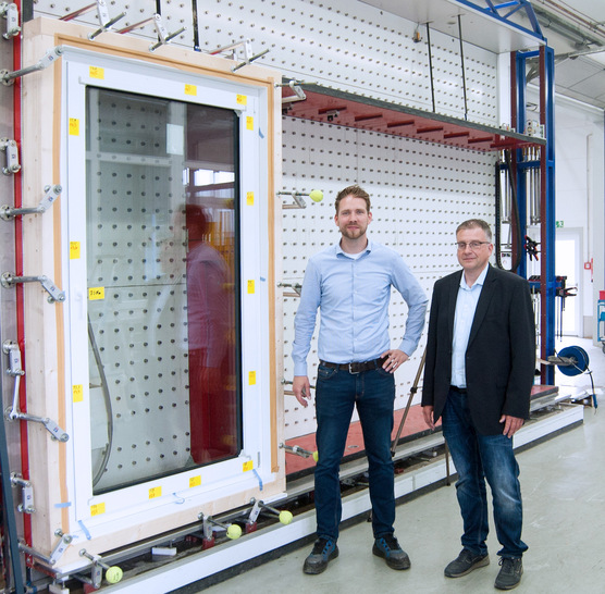 Foppe + Foppe und Veka führen ihre Kompetenzen in der Entwicklung rationell herzustellender Fensterkonstruktionen zusammen. Im Bild: Klaus Middendorp, Leiter Vertrieb bei Foppe Metallbaumodule (r.) und Dennis Decker, Leiter Veka 
AluConnect.