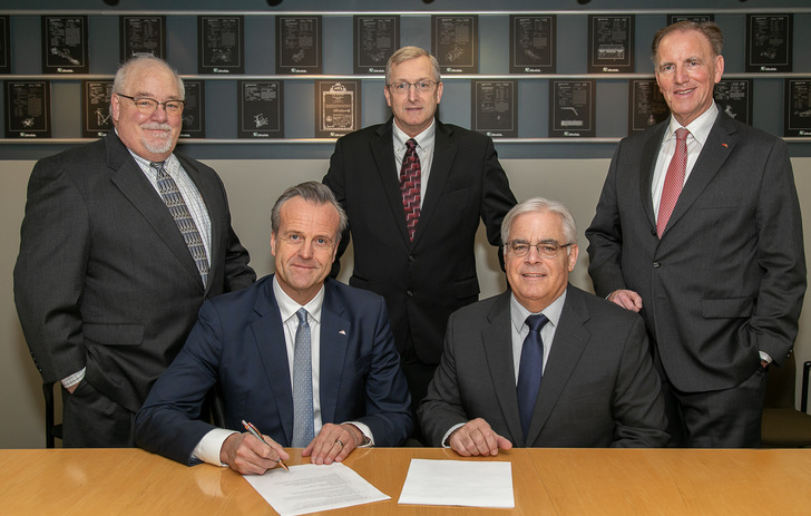 Am 19. Dezember wurde die Übernahme der Ultrafab Inc. durch Roto besiegelt. Im Bild von links nach rechts: Thomas E. Hare (CFO Ultrafab Inc.), Marcus Sander (Vorsitzender der Geschäftsführung Roto Frank Fenster- und Türtechnologie GmbH), Alan J. DeMello (President/CEO Ultrafab Inc.), Thomas C. Horton (Chairman Ultrafab Inc.) und Michael Stangier (Geschäftsführer Roto Frank Fenster- und Türtechnologie GmbH).