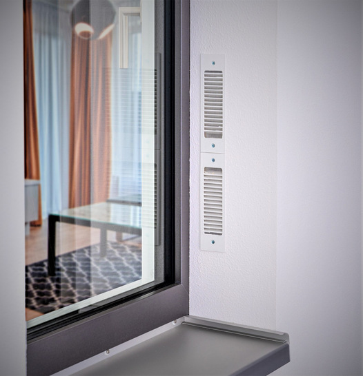 Lüftungssysteme direkt am Fenster sorgen automatisiert für gesunde Raumluft, ohne Pollen oder Feinstaub.