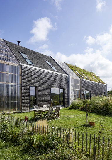 Nicht nur in den bioklimatischen Gewächshäusern ist ein hoher Tageslicht­einfall vorgesehen. Auch in den Wohneinheiten sorgen große bodentiefe Fenster in der Fassade sowie Zweier-Kombinationen mit Velux Fenstern im Dach für helle ­Räume und solare Energiegewinne.