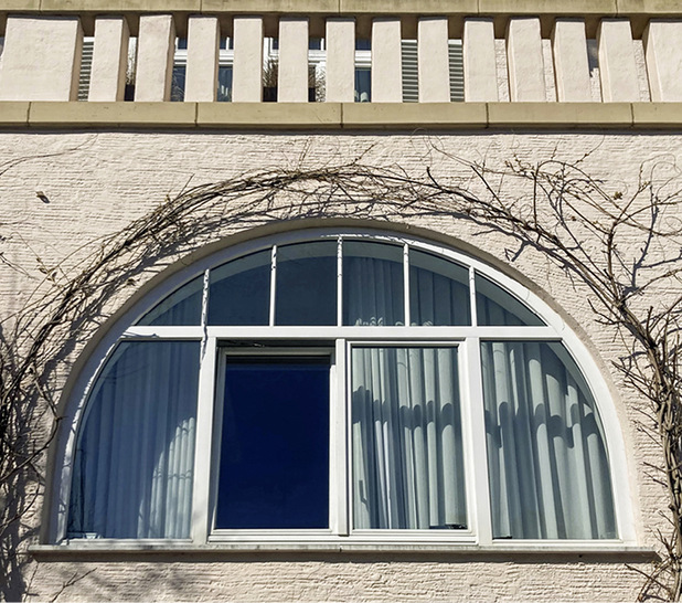 Durch neue Fenster in alten Gebäuden ließe sich viel Energie sparen – und immer sollte man nach dem Grundsatz: „Erst die Gebäudehülle sanieren und dann die Heizung tauschen“ vorgehen. - © Foto: Daniel Mund
