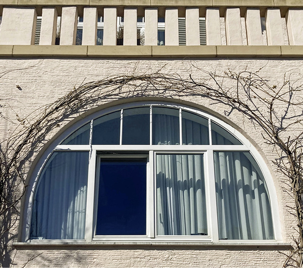 Durch neue Fenster in alten Gebäuden ließe sich viel Energie sparen – und immer sollte man nach dem Grundsatz: „Erst die Gebäudehülle sanieren und dann die Heizung tauschen“ vorgehen.