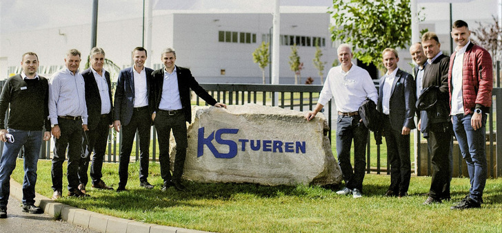 Zu Gast bei KS-Türen, Kneer-Südfenster und der Soldo Group in Siroki Brijeg: 
Dr. ­Peter Mrosik (5. Person v. r.), CEO der profine Group. Das Unternehmen ist wichtiger Industriepartner und Profile-Zulieferer für die Fenster- und Türenfertigung am ­neuen Produktionsstandort. - © Foto: Kneer-Südfenster GmbH
