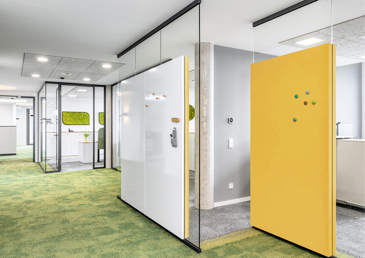 Der Schallschutz im neuen „Pistons Centro“ in Karlsruhe wird mit Glaswänden und Schallschirmen in Kombination mit fecophon-Absorbern umgesetzt.