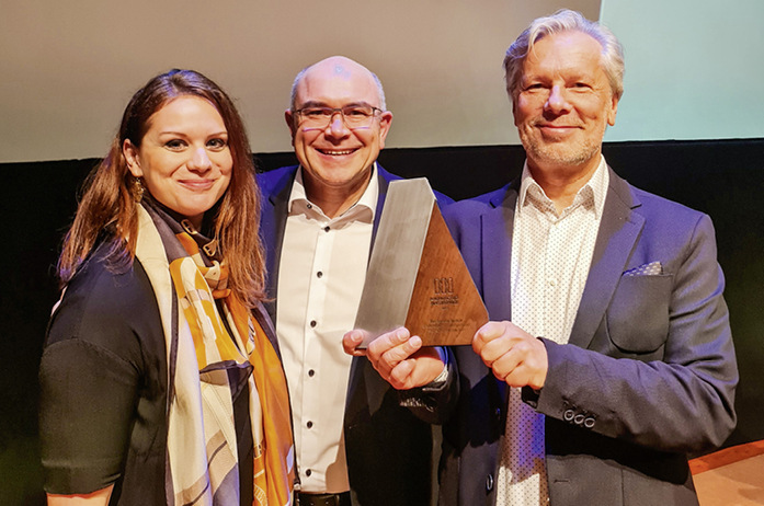 Strahlende Gesichter der Envelon-Vertreter bei der Preisverleihung des MasterPrize für die PV Fassade.