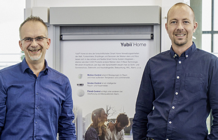 Gemeinsam vermitteln Andreas Linkenheil (Technische Schulung & Beratung) und Manuel Bölter (Team­leiter technische Schulung & Beratung) den Teilnehmerm Produktwissen rund um Antriebe und Steuerungen. - © Foto: elero – Nice Sun Shading Solutions
