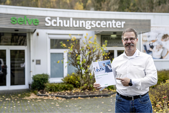 Neues Schulungsprogramm, neu gestaltetes Schulungs­center – Guido Schildbach freut sich, Fachhändler live in Lüdenscheid begrüßen zu können.
