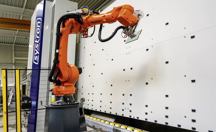 Hier verbessert ein Roboter für Wasserstrahlausschnitte die Arbeitssicherheit für die Bediener und erhöht den Grad der möglichen Automatisierung.