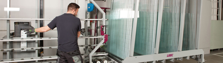 Innerbetriebliche Logistik: Lisec bietet den mobilen Sortierpuffer (MSB) zum Be- und Entladung von Glasscheiben als manuelle und als automatisierte Version an. 