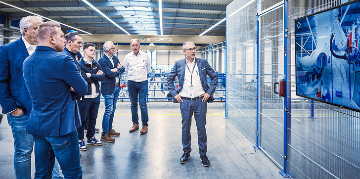 Jörg Breuer stellt zunehmendes Interesse fest, wenn es um moderne Roboteranwendungen geht. Hier präsentiert er die Möglichkeiten von Stürtz auf den Live-Days.