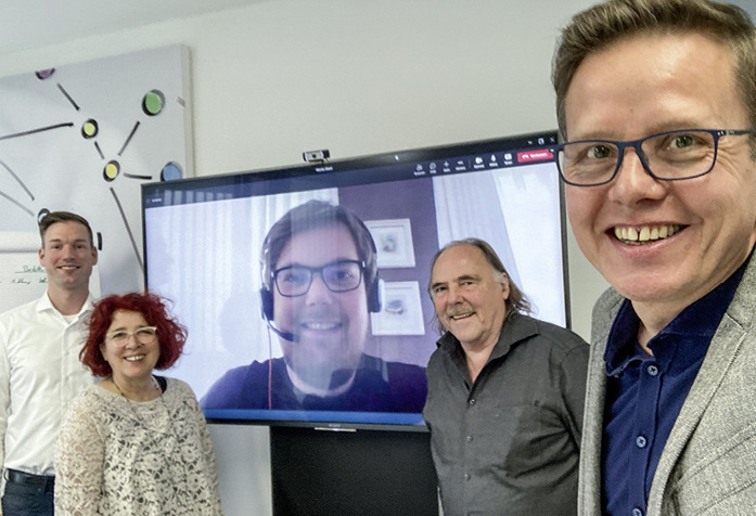 Redaktionsbesuch bei 3E (v. l.): Heiko Steffens, Debbie Fartely, Moritz Ebert (auf dem Bildschirm via Home-
Office) und Gerhard Ebert neben Daniel Mund - © Foto: Daniel Mund / GLASWELT
