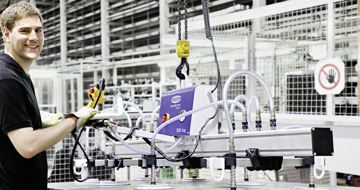 Ob Glas, Fenster oder Bauelemente, die VacuMaster Vakuum-Hebegeräte ­bewegen schwere und großflächige Werkstücke leicht und ­ergonomisch.