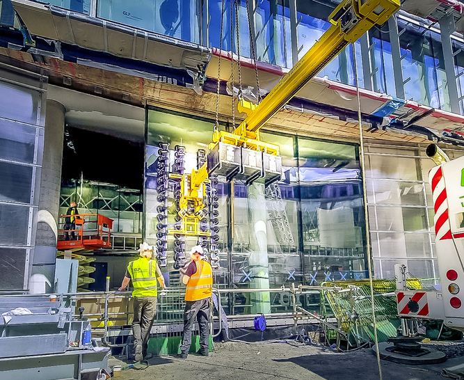 Dublin E﻿arlsfort Terrace: Die Montage der gewellten Gläser erfolgte unter einem Vorsprung mit der Heavydrive Sauganlage VSG 2200 KR + Kontertraverse VSG 3000 Konter