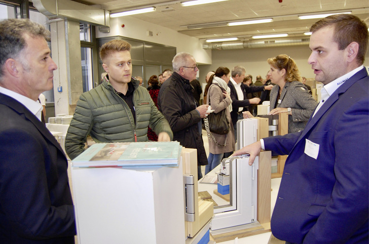 Kneer-Südfenster Produktmanager Christoph Feirer (2. v.li.) nutzte das Fachforum „barrierefreies Bauen“, um sich bei Nullschwellen-Spezialist ALUMAT (vorne, v.li. Christian Rager, Stefan Anwander; im Hintergrund Geschäftsführerin Claudia Rager-Frey, ebenfalls in der Kundenberatung) über die neuesten Entwicklungen zu informieren.