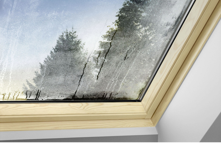 Zu wenig Heizen in Verbindung mit zu wenig Lüften und starker Wohnungsbelegung führt fast sicher zu Feuchtigkeitsproblemen, Kondenswasser an der Fensterscheibe ist ein erstes Alarmsignal.