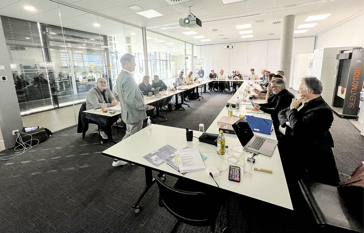 Am Anfang waren es Adam und Eva, bei der Berufsausbildung ist es die jährliche Fortbildung der Berufsschul­lehrer des BVRS, wie hier am Beispiel zum Thema Schallschutz durch den Referenten SV Olaf Vögele bei elero. 