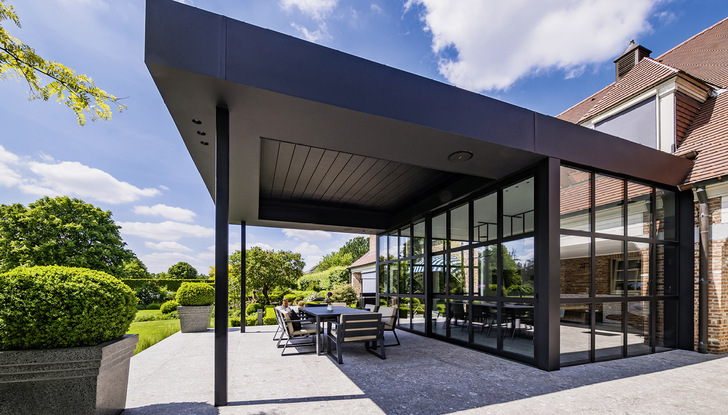 Bei direkter Sonneneinstrahlung lassen die Lamellen einfach schließen.