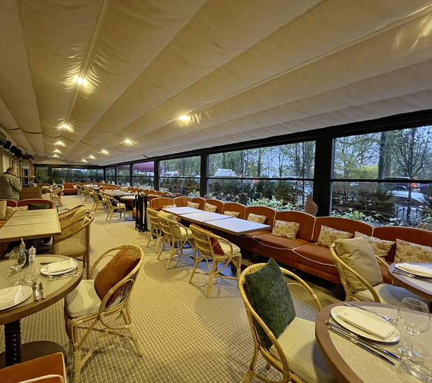 Zwei Pergotenda Palladia überdachen auf einer Gesamtbreite von 20 m und einer Tiefe von 5,5 m insgesamt 110 m2.