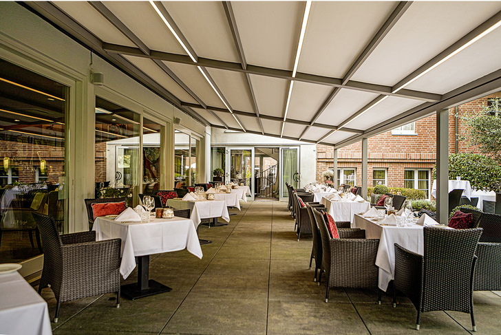 Die optionale LED ­Beleuchtung in den Tuchprofilen bringt das Stimmungslicht dahin, wo es hingehört: In den Raum unter der Pergola. 