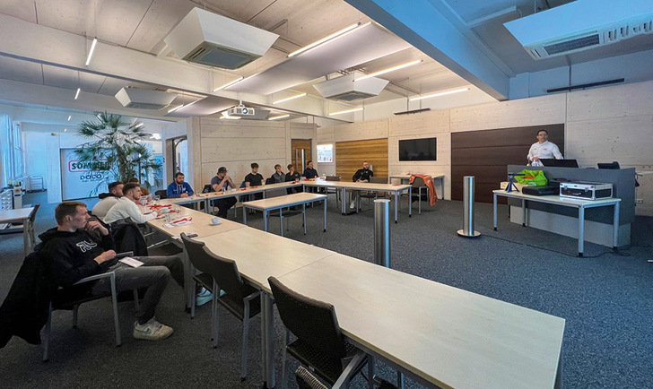 Unterricht beim Hersteller. Der Referent der HWK Niederbayern-Oberpfalz SV Olaf Vögele wird durch den Sachverständigen Jochen Lude mit einem realen Windtest eines ­Sektionaltores im Prüfcenter von Sommer unterstützt. 