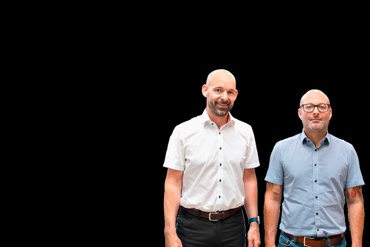 Die Verantwortlichen von Glas Kühne, die Geschäftsführer Florian (l.) und Stefan Kühnel, entschieden sich auch bei ihrer jüngsten ISO-Linie für die Anlagentechnik von Lisec.  