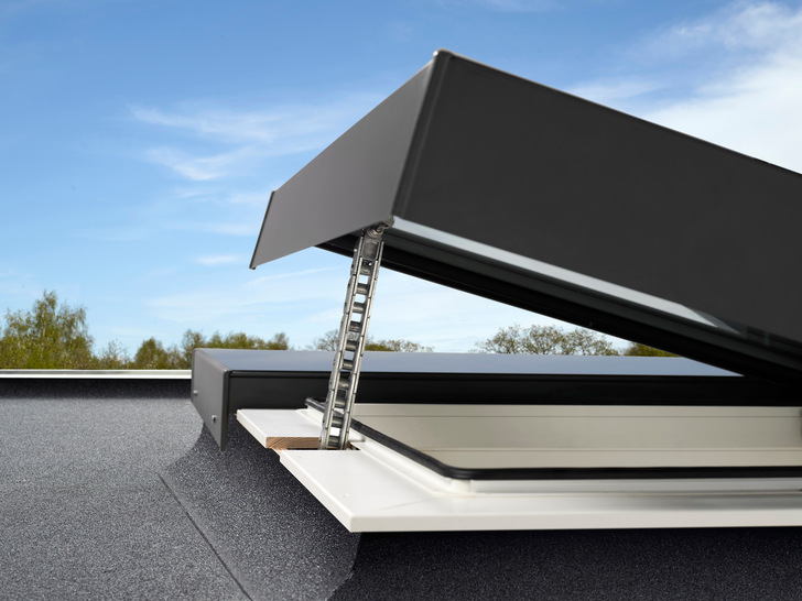  Zur Optimierung des Innenraumklimas sind die Modular Rooflights auch als öffenbare Elemente erhältlich. - © Carsten Esbensen/Velux Commercial
