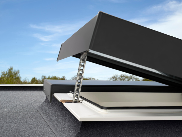  Zur Optimierung des Innenraumklimas sind die Modular Rooflights auch als öffenbare Elemente erhältlich.